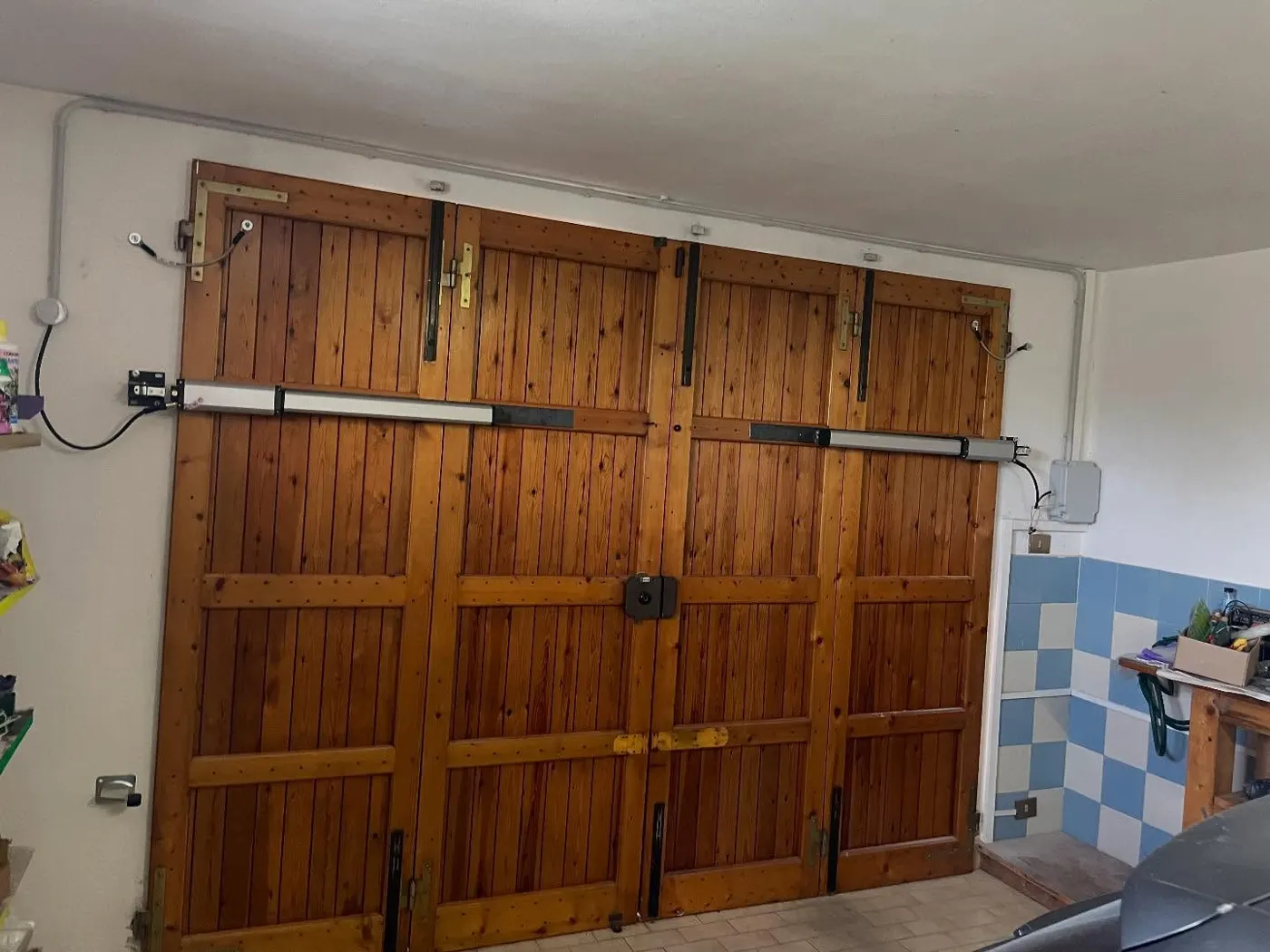 Automazione su portone da garage in legno a due ante – cancelli automatici Torrile