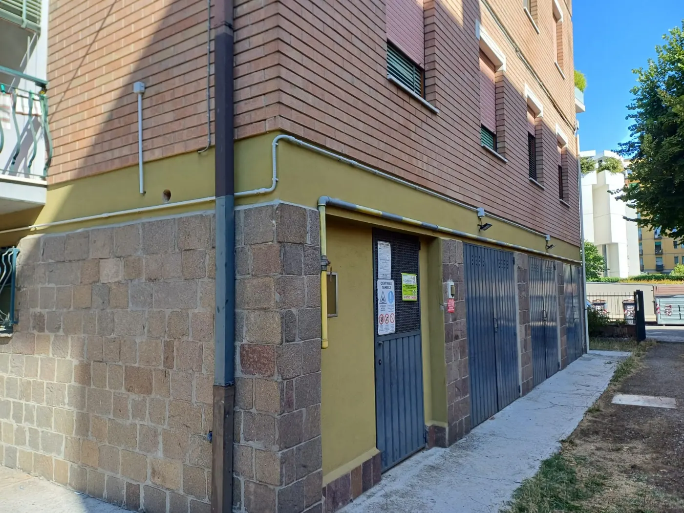 Basculanti dei box in un cortile condominiale – cancelli automatici Felino